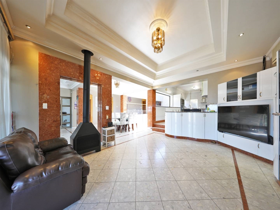7 Bedroom Property for Sale in Plattekloof Western Cape